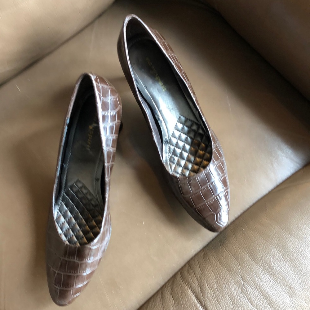 Easy Spirit Esquota, brown, embossed pump